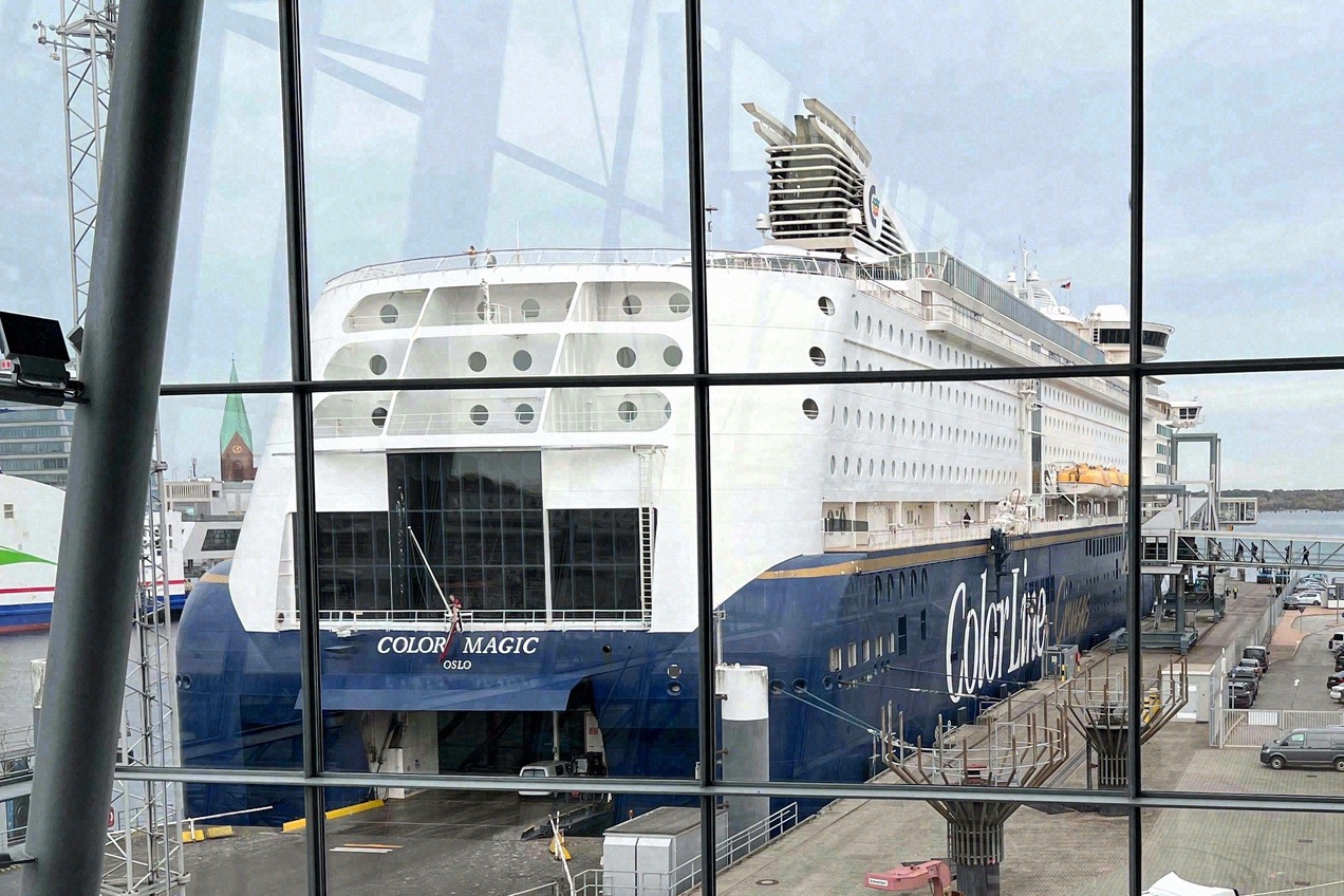 Blick aus dem Terminal in Kiel auf die Color Magic