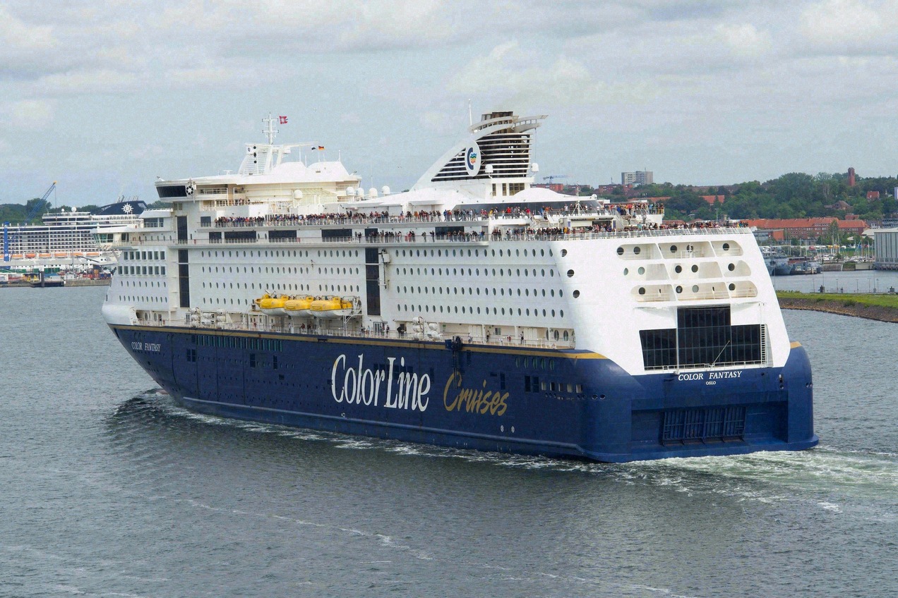 Die Color Fantasy von Color Line läuft aus dem Kieler Hafen aus