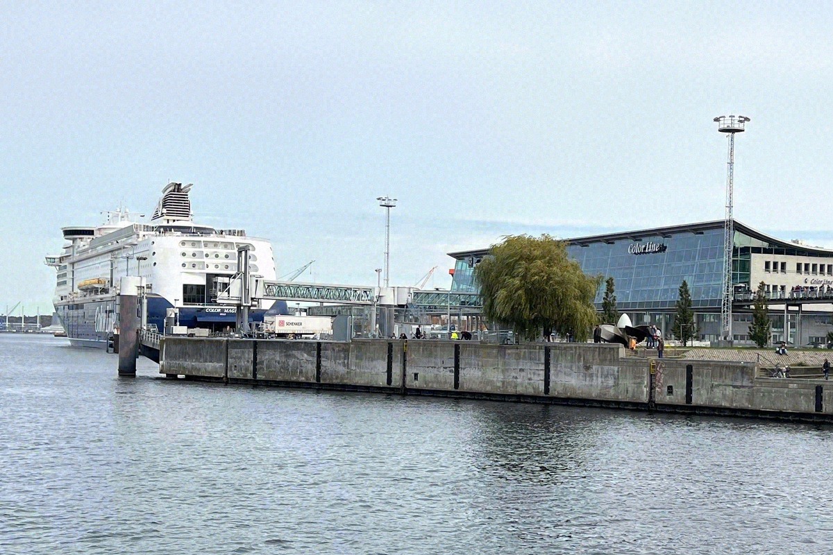 Das Color Line Terminal in Kiel mit einer Fähre am Anleger
